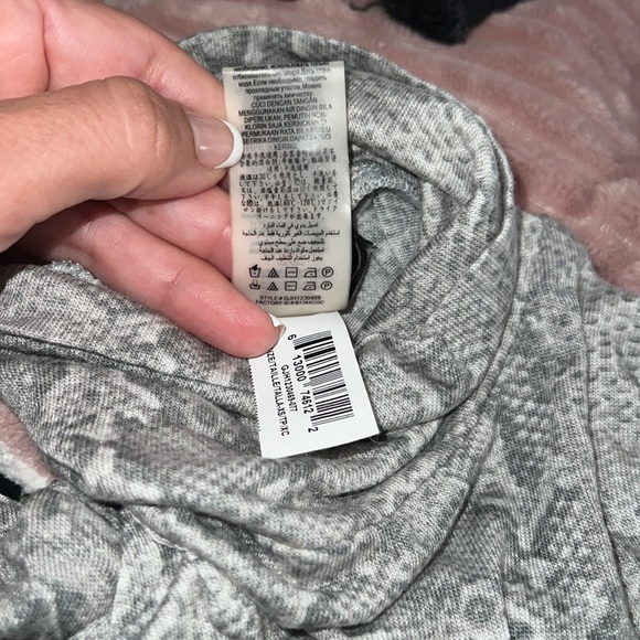 BCBGMAXAZRIA Snake Skin print. Turtleneck, Long Sleeve size XS in EUC. - Picture 13 of 17